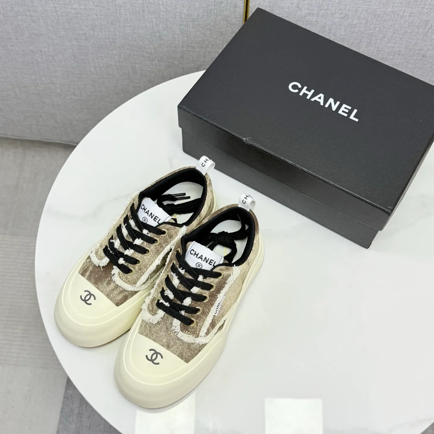 👟👟Ex-factory price 600👟👟Chanel Panda Shoes! 2025 counter's top casual sports shoes, this classic design; the upper is in the style of electric embroidery with various techniques; the outsole is fashionable and sporty; the unusual inclusion of a variety of color matching elements... The diversified mix and match is very good-looking and versatile, and can be used for leisure, fashion, sports, and outdoor... ꫛꫀꪝ Go➫ Materials: ❶Upper made of: original imported first-layer silk cowhide + original version waterproof cloth + original first-layer cowhide ❷Inner lining: Original Yangli+wang ❸ Outsole based on: Original TPU combination outsole Counter boutique packaging complete set for women 35–41